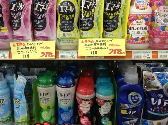 消臭効果の柔軟剤をバラエティに陳列しています。