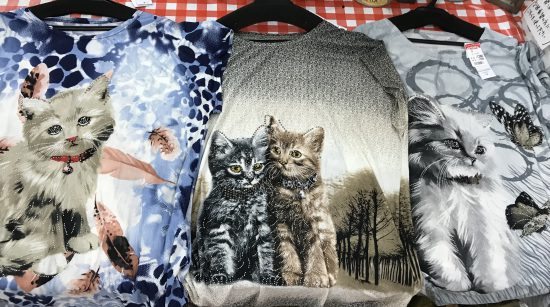 猫プリントゴージャスTシャツ。