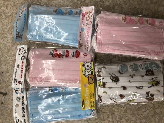 キャラクター不織布マスク10枚入り。