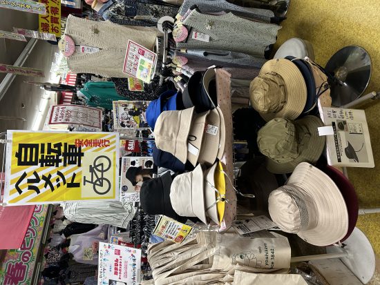 帽子型ヘルメットで安心安全。