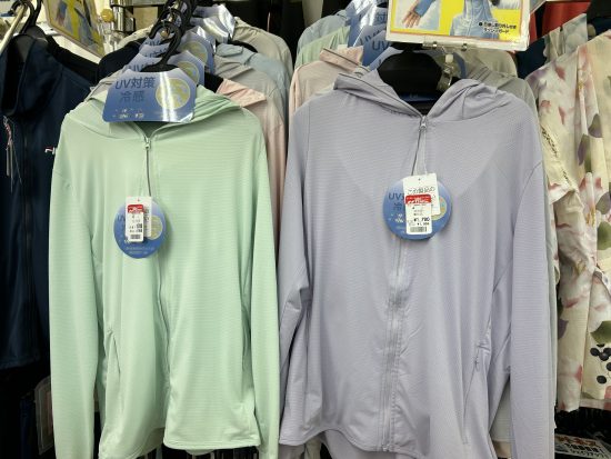 ツバ付きUVファスナージャケット。