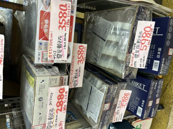 暖房器具立ち並びました!